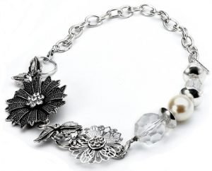 Collier fantaisie en métal argenté orné de perles de nacre et de breloques papillons