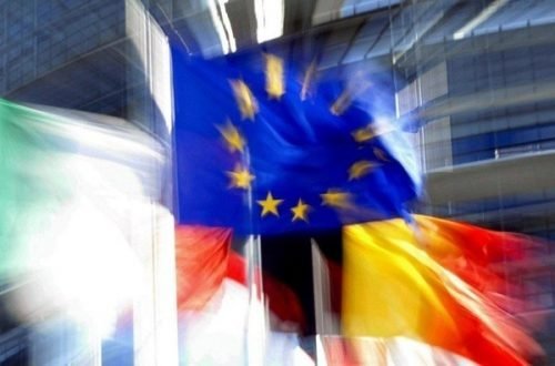 A-Strasbourg-drapeau-europen-flottant-vent-devant-Parlement-europeen_0_730_396