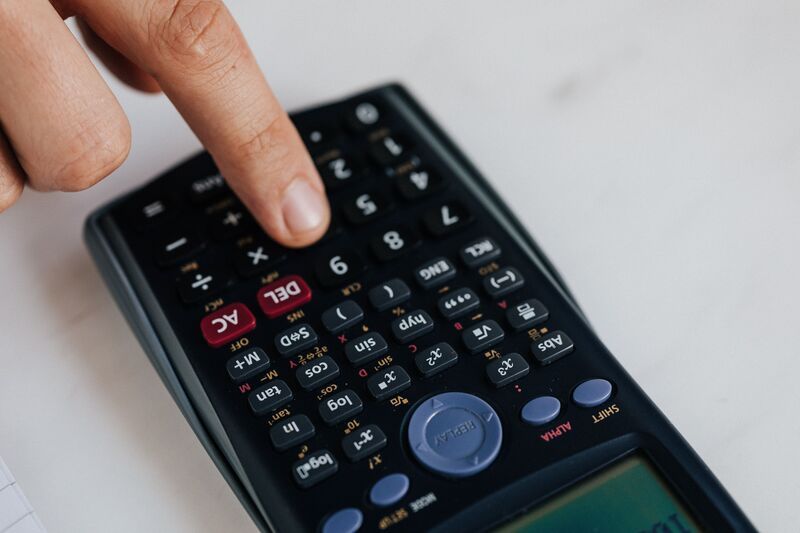 Calcul d'heures de travail sur une calculatrice pour RTT mensuels.